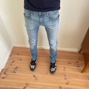 Replay Anbass - Säljer mina riktigt feta Replay Anbass jeans. Jeansen har blivit förkortade inann men är fortfarande är bra kondition. Tveka inte om du har några frågor eller funderingar. Mvh