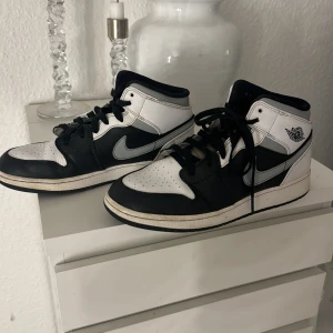 Air Jordan 1 mid ”white shadow” - Använda en sommar😊köpt för 2100kr Har dock ett svart märke på sidan.