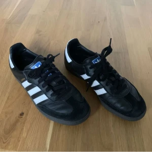 Svarta sambas - Använda en del men i bra skick! Fler bilder kan skickas om önskad (bilder från förra säljaren) 