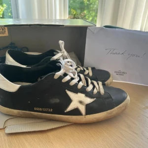 Golden goose - Säljer dessa riktigt schyssta Golden goose skorna i bra skick, ca 9/10, allt og medkommer samt kvitto, tveka inte på att höra av dig🙌