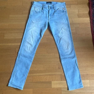 Replay Anbass  - Säljer mina riktigt feta Replay Anbass jeans. Jeansen är i bra kondition samt soft till sommaren. Tveka inte om du har några frågor eller funderingar 