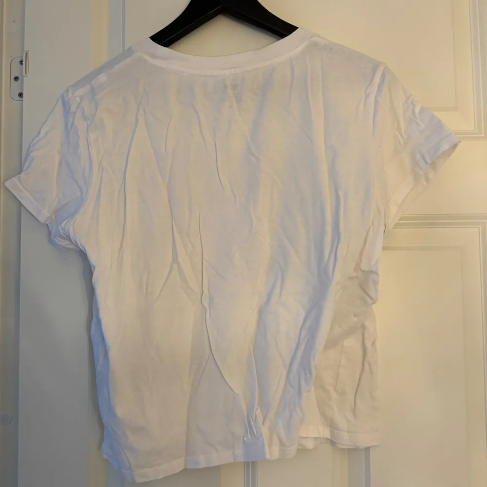 Vit T-shirt i storlek L. Är en crop top men gick då upp en storlek så skulle säga att en s och m skulle passa denna snygga T-shirt.  . T-shirts.