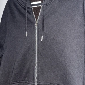 Svart Pier One zip up - Storlek S men passar mycket större, förväntade inte mig och nu är fast med den, vill bli av med den så det är bara kontakta. Pris kan diskuteras.