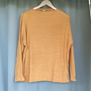 Tröja - Långärmad gul bomulls tröja i bra skick använd ett par gånger 