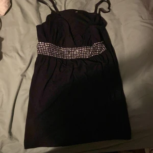 Linne med rhinestones - Jättefint linne köpt på second hand, använt av mig ett fåtal gånger. Mycket bra skick (inget har ramlat av vid strassen) står ingen storlek men passar mig som vanligtvis har S/M perfekt.