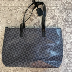 Perfekt väska  - Älskar denna väskan men köpte en annan!! Har en liten defekt på baksidan men inget man lägger märkte till, märkte inte det alls själv tills jag tog bilden❤️‍🔥❤️‍🔥