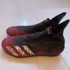 Adidas predator freak+ fotbollsskor  - Säljer mina gammla fotbollsskor då de har blivit för små Skick: 6,5/10 ganska smutsiga och några taggar har försvunnit därav priset Nypris:3000 Var inte rädd för att ställa frågor  (Pris kan diskuteras, öppen för byten)