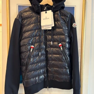 Moncler cardigan - Tjena säljer min Moncler cardigan som är helt ny aldrig använd. Kvitto finns även