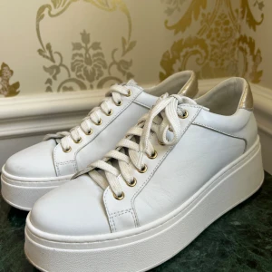 BUKELASKOR!!! SÄLJER DESSA DUNDER SKOR!! - SNYGGA VITA NYSKICK SKOR!! De är såå drömmiga!! ENDAST ANVÄNDA EN GÅNG!! Perfekta för sommaren och våren som börjar närma sig!! Skriv gärna om ni några frågor eller vill få fler bilder! 