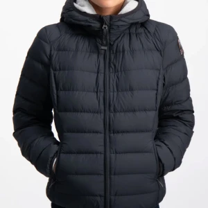Parajumper Jacka - En lightweight jacka från Parajumper som inte används mycket. Den är i fint skick och helt som ny🩷