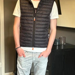 Save the duck väst - En snygg väst från save the duck i storlek S,  är perfekt till sommar, vår och höst. Västen är köpt på Ströms i Göteborg. Skick 9/10. Tveka inte att höra av er vid frågor!