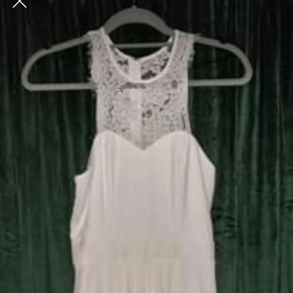 Fin vit spetsklänning,  knappt använd,  från NLY ONE. . Klänningar.