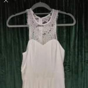 Fin vit spetsklänning,  knappt använd,  från NLY ONE. 
