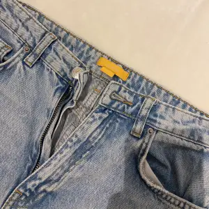 Ett par fina jeans från Gina tricot med hål i knäna, är i storlek 158 men passar för xxs- xs också .