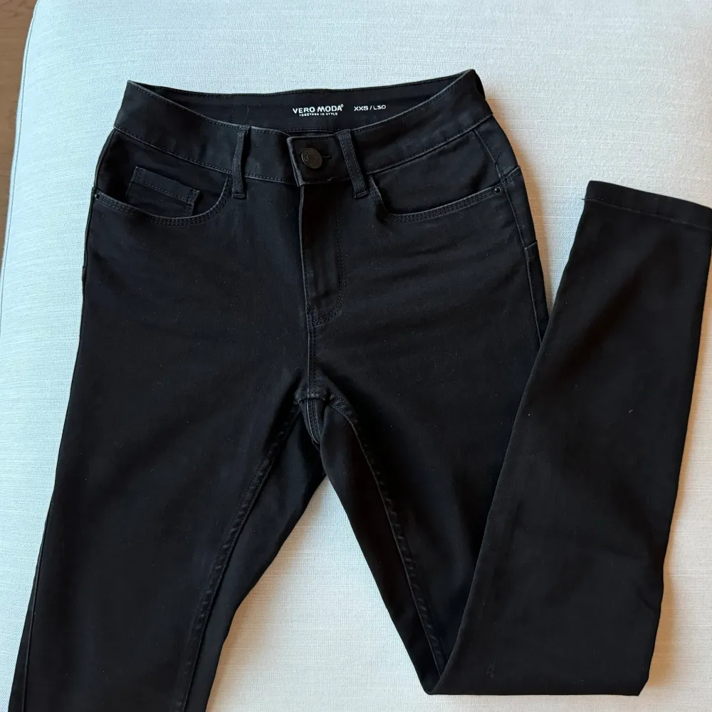 Jeans från Vero Moda i strl XXS. Stretchiga, längd 30. Använda, bra skick.. Jeans & Byxor.