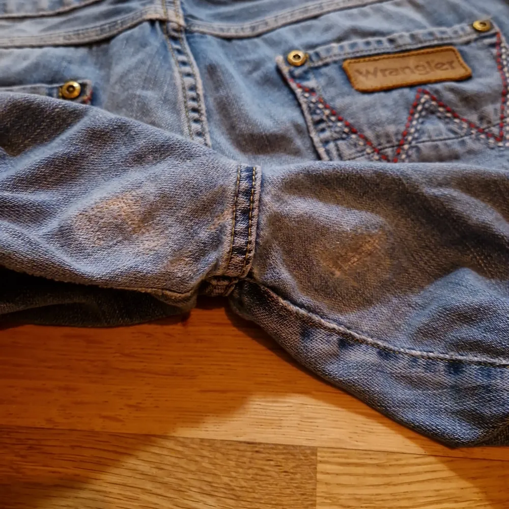 Lågmidjade bootcut jeans från Wrangler! Säljer då de var för stora på mig. De är sydda på innersidan som man på de sista bilderna men det är inget som syns på. Skriv för fler frågor 💓💓. Jeans & Byxor.
