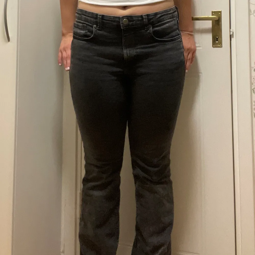 Intressekoll på mina favorit jeans från zara! Funderar på att sälja då de är lite för stora. De är i bra skick, förutom lite slitna längst ner då de är långa i benen. De är storlek 42 men sitter mer som 40! Skriv gärna prisförslag vid intresse!!❤️. Jeans & Byxor.