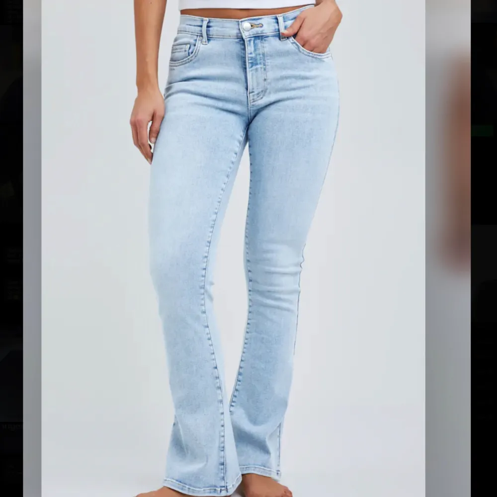 Low flare jeans 520 Waist xs   Length 33 Har använt dom 2 gånger Säljer för jag inte tycker den modellen passar mig. Jeans & Byxor.