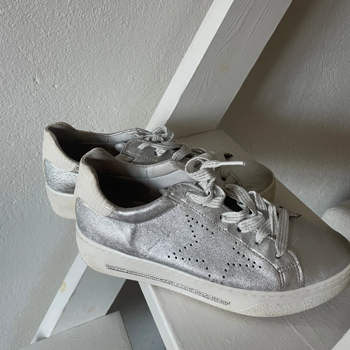 Silvriga glitter skor