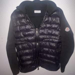 Svart moncler cardigan i dunder skick💯🔥