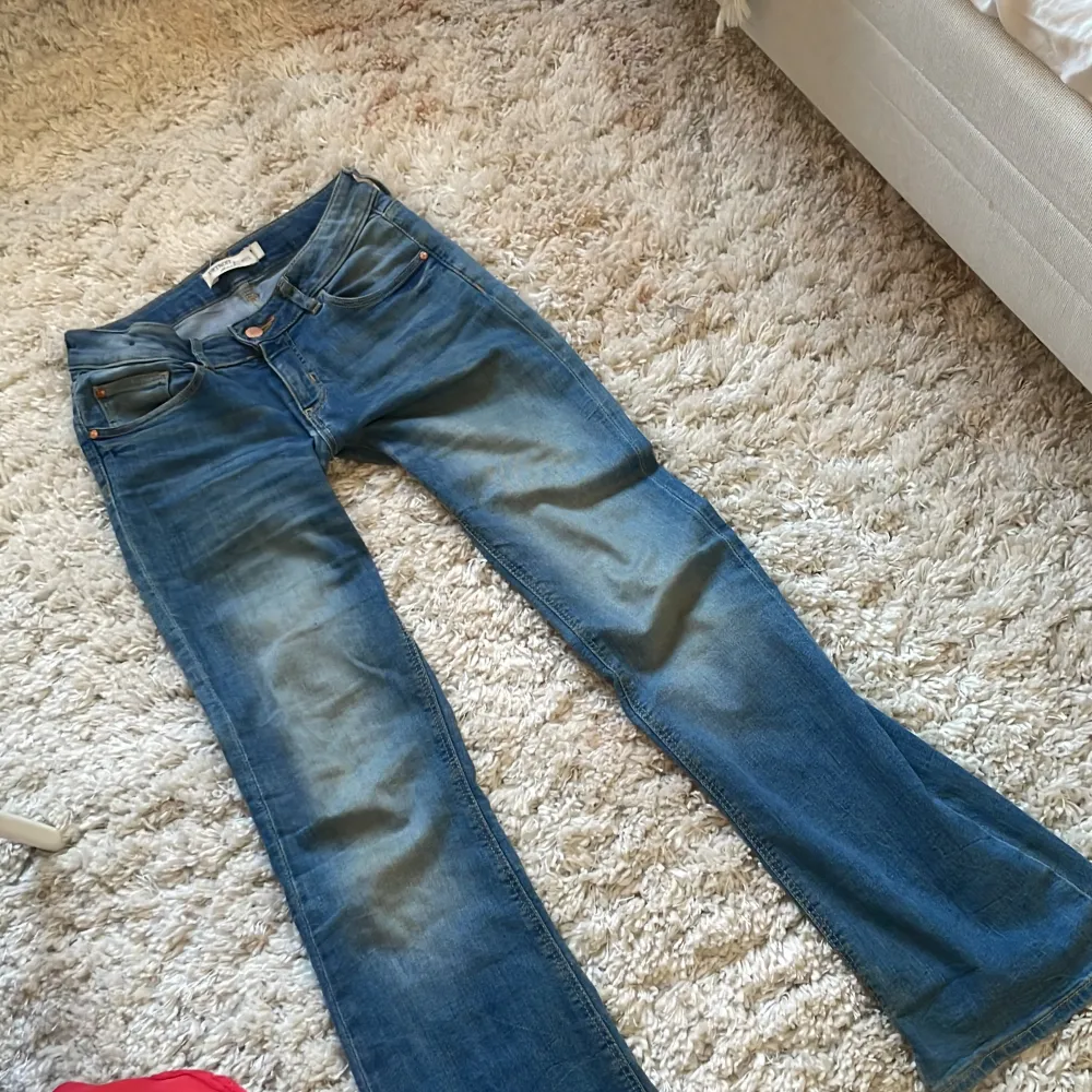 Utsvängda jeans med hjärtan på fickorna, supersöta men tyvärr för stora för mig❤️ Dom är storlek 164 men funkar som xs-s🫶 De är lite slitna längst ner vid fötterna men inget man tänker på. Jeans & Byxor.