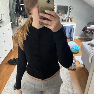 Stickad hm kofta - Jag säljer min hm kofta då jag har 2 stycken. Den är nopprig på vissa ställen men har inga hål eller andra skador. Hör av er vid intresse!❤️