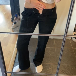 Lågmidjade kostymbyxor - Lågmidjade kostymbyxor från ’ kookai ’. Säljer då de är för små i midjan tyvärr. Midjemått : 38 cm och Innerbenslängd : 83 cm🩷kolla gärna in min profil för lågmidjade jeans osv!