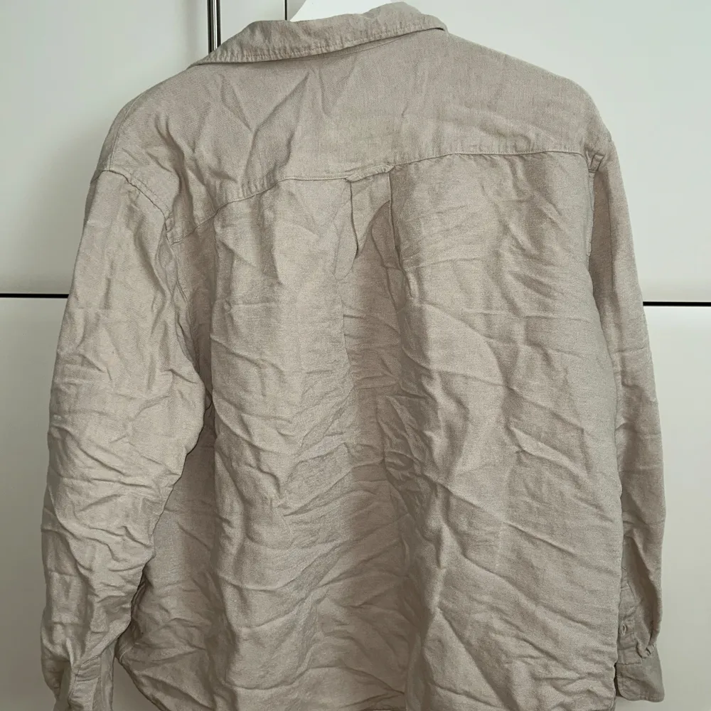 Linneskjorta från These Glory Days i storlek XL. Skjortan har tyvärr krympt lite och sitter mer som en M/L nu. Köpt på Volt. . Skjortor.