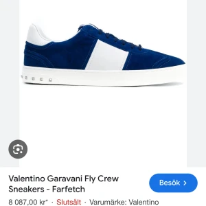 Valentino skor - Säljer snygga Valentinos flycrew mörkblå (marinblå) som ej finns att köpa längre vilket gör de högre värderade. Bra skick, men tyvärr är två spikar borta därav pris, men mycket trendig model just nu. Hör av dig vid intresse, pris kan diskuteras.