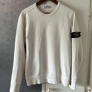 Stone island crewneck - Ska nu sälja min stone island crewneck. Rätt så använd, fåtal slitage precis vid handen, annars väldigt fin. Storlek XS/S, lite för liten för mig och brukar vanligtvis ha storlek S-M. 