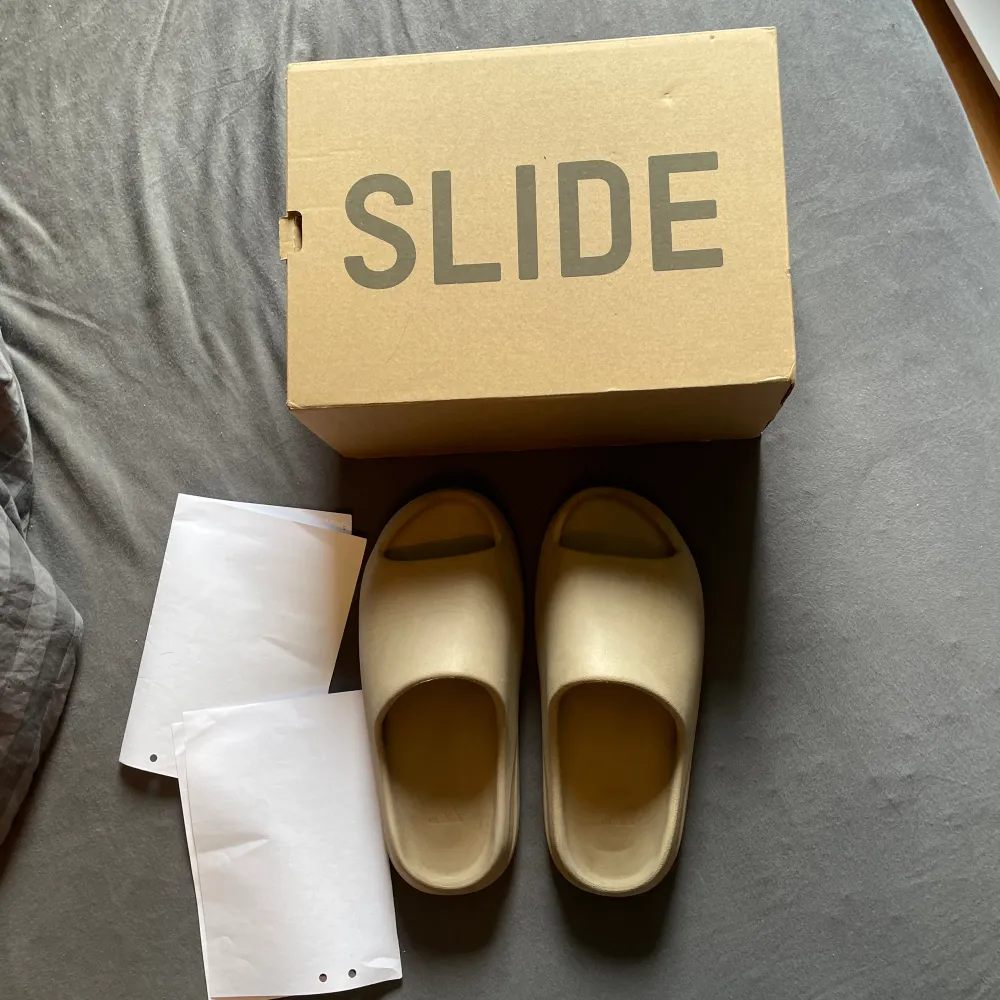 Säljer nu mina Yeezy Slides eftersom de har har blivit för små. Det är storlek 46 men har en mindre passform så de kan passa en 44/45. Skor.
