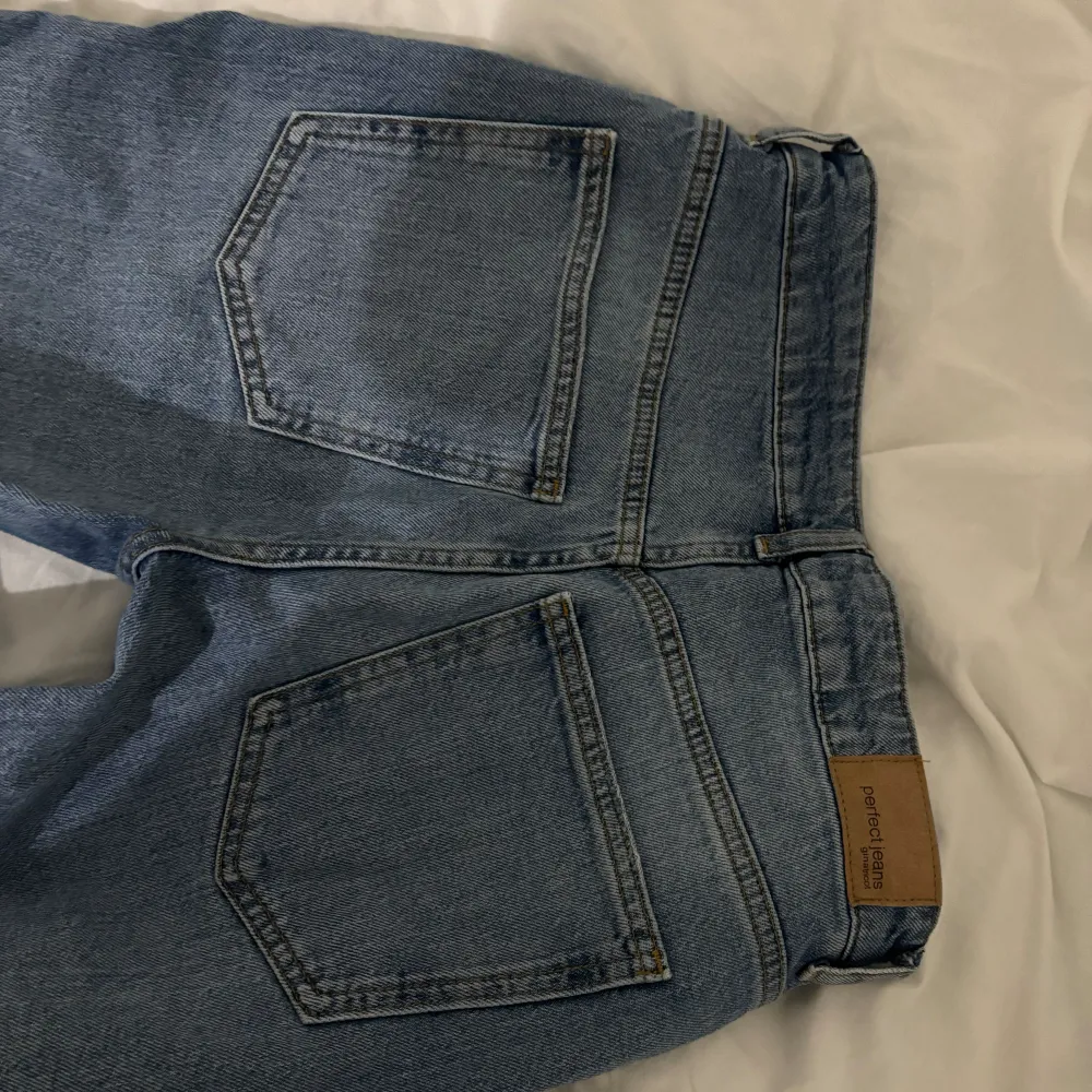 Ett par blåa full length flare jeans som är i storlek 38 från Gina Tricot.  :). Jeans & Byxor.