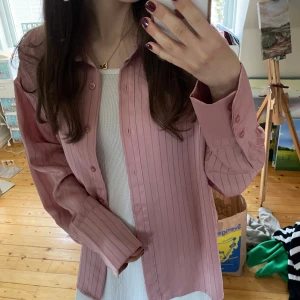 Rosa satinskjorta - Säljer denna fina satinskjortan från NAKD, i mycket bra skick!