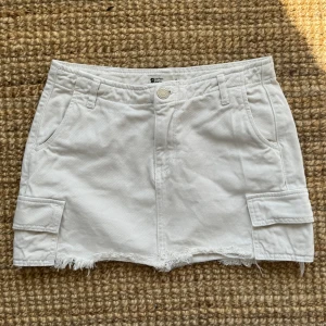 Mini Vit Cargo Kjol🤍 - Mini Vit Cargo Kjol🤍 Från Gina Tricot  Storlek- 34 / XS Pris - 140