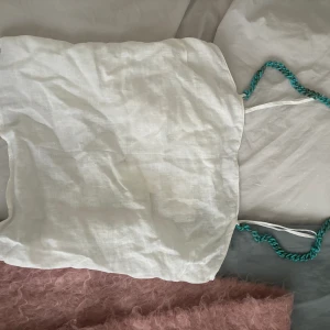 Topp - En somrig topp med en rolig detalj! Aldrig använd och prislapp kvar, nypris var 359💞💞