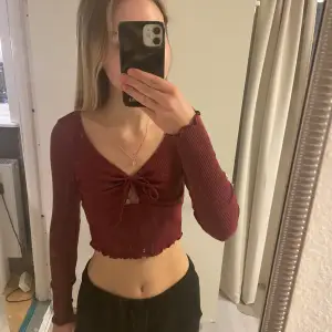 Röd cropped top med snören från shein. Använd kanske 3 gånger