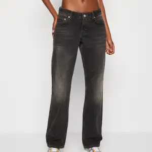 Lågmidjad jeans från weekday i modellen ”arrow! Knappt använda! Pris kan diskuteras❤️