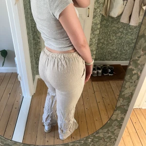Linnebyxor Chelsea - Superfina nästan aldrig använda linnebyxor från Chelsea! Storlek S, passar mig som brukar vara storlek 36 och 170 cm lång 🎀nypris: ca 599 kr