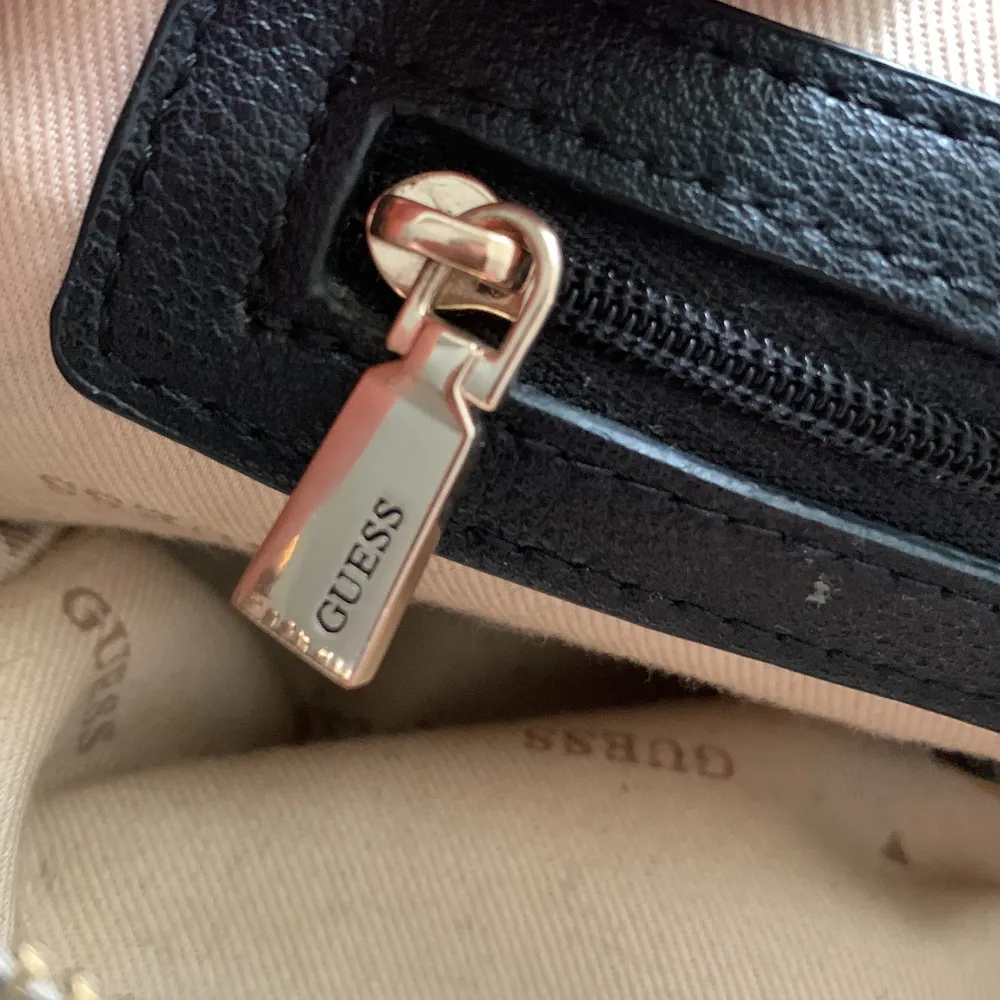 !ÄKTA! Guess väska från zarlando. Den är som gott som ny och har använts ca 5 - 7 ggr! Pris kan diskuteras och för fler bilder är det bara att höra av sig!💗( tryck på köp nu via snabba köp! ). Laukut & Käsilaukut.
