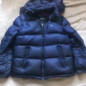 Ralph Lauren Dun jacka - Jävligt fin jacka som har hållt mig varm under hela vintern, De finns en defekt med dragkedjan som man ser i sista bilden. Annars är den prima ballerina, Om du är smidig o snabb så kan du pruta🤑🦜