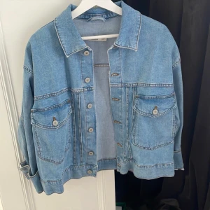 Vintage jeans jacka - Vintage jeansjacka köpt i Köpenhamn. Storlek L men passar mig oversized som brukar ha S. Fint blå färg och jag har själv aldrig använt den.