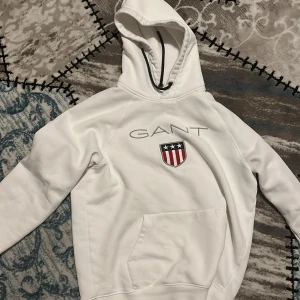 Vit Gant Hoodie - Säljer vit gant hoodie, bra skick, stl M, använt 1gg.