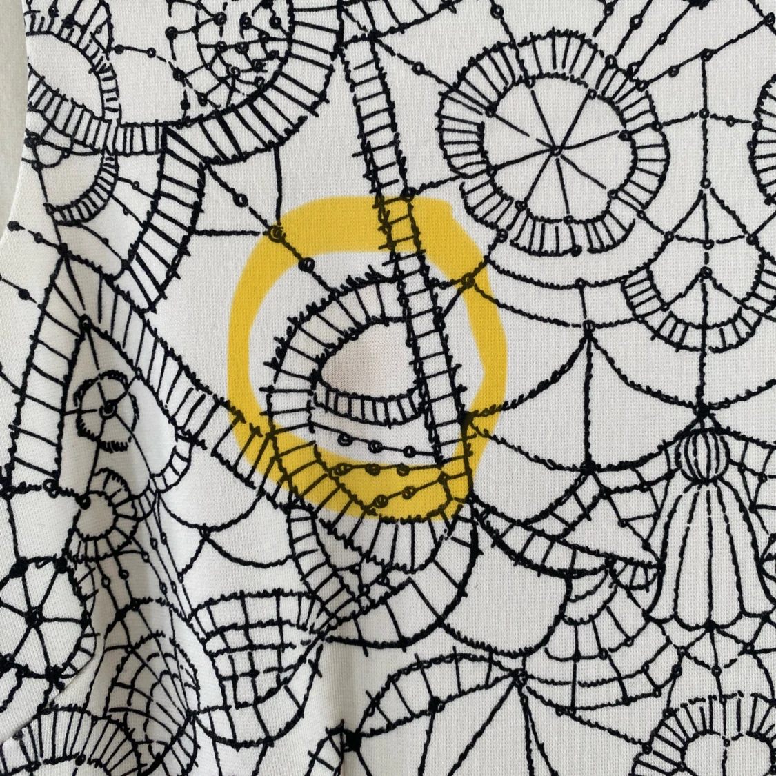 Vit klänning med svart mönster i strl XS från Lilly Pulitzer modell Julianna dress lace you there - 92