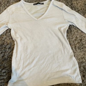 Blå tröja, v-hals - Blå långarmad🩵 färgen syns inte så bra på bilden, fin och jätte bra att ha till sommaren!