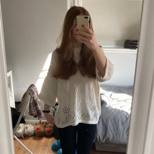 Vit stickad tshirt - Köp ej ska göra ett byte den är redan paxad💓💓