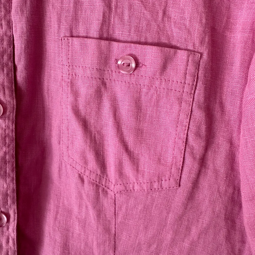 Så snygg rosa linneskjorta. Köpt vintage från okänt märke och sparsamt använt. Storlek 38 (jag har vanligtvis 34/36, sitter snyggt oversize). 100% linne. Så snygg till våren!!  Djur- och rökfritt hem.. Skjortor.