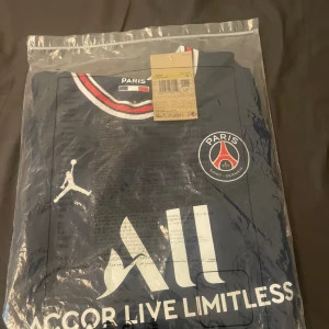 Psg tröja  - Äkta psg tröja model 21/22, säljs pga jag har exakt likadan och jag fick denna i present. Helt oanvänd som ni ser i Stockholm S