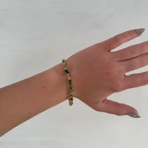 Säljer detta armband från Caroline Svedbom i modellen antonia bracelet Green combo/ Gold💚inga defekter 