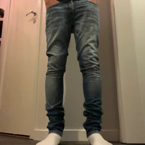 Dondup george - Säljer nu dessa sjukt snygga dondup George jeans. Jeansen är i bra skick och i storlek 29, passar 170! Bara att skriva om du har några frågor. 