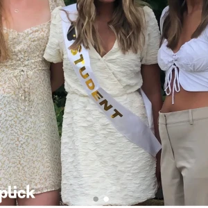 Studentklänning  - FÖRSTA BILDEN LÅNAD❗️🩷  Jättefin och endast använd en gång💕. Storlek XS, men skulle passa nån med xs-m. (Nypris 599)